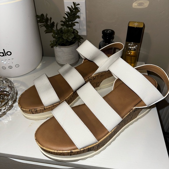 WHITE STRAPPY SANDALS - Picture 2 of 4